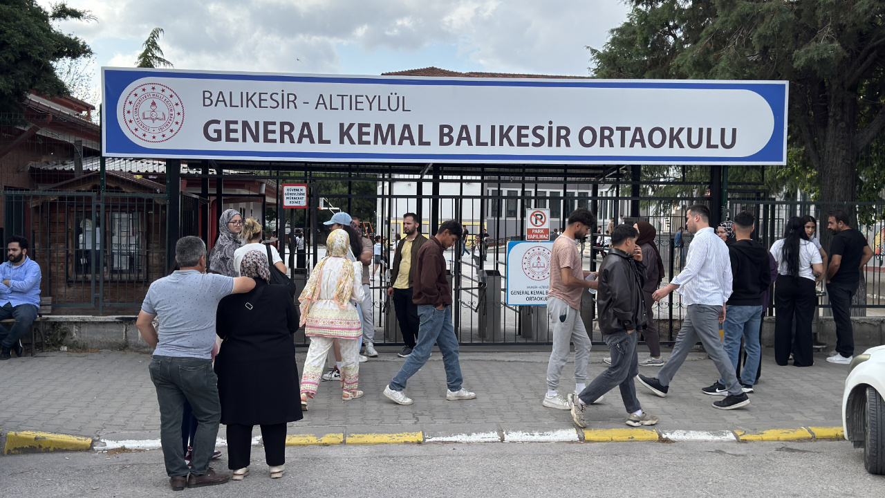 Polonya, Zelenski’ye verilen devlet nişanını geri aldı