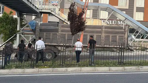 Yozgat’ta tır dorsesi üst geçitte takılı kaldı