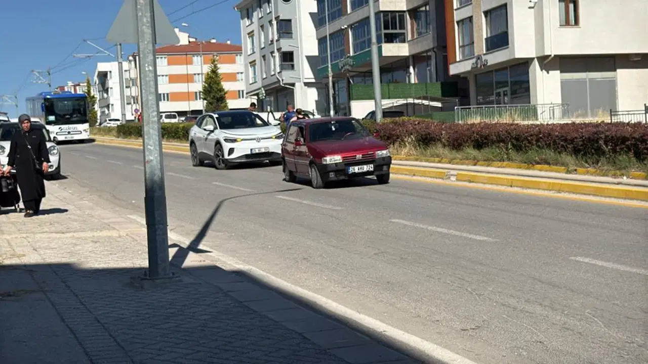 Ani manevra yaptı, yoluna devam etti: Arkadaki araçlar kaza yaptı Ani manevra yapti yoluna devam etti arkadaki araclar kaza yapti Wuju6pQw