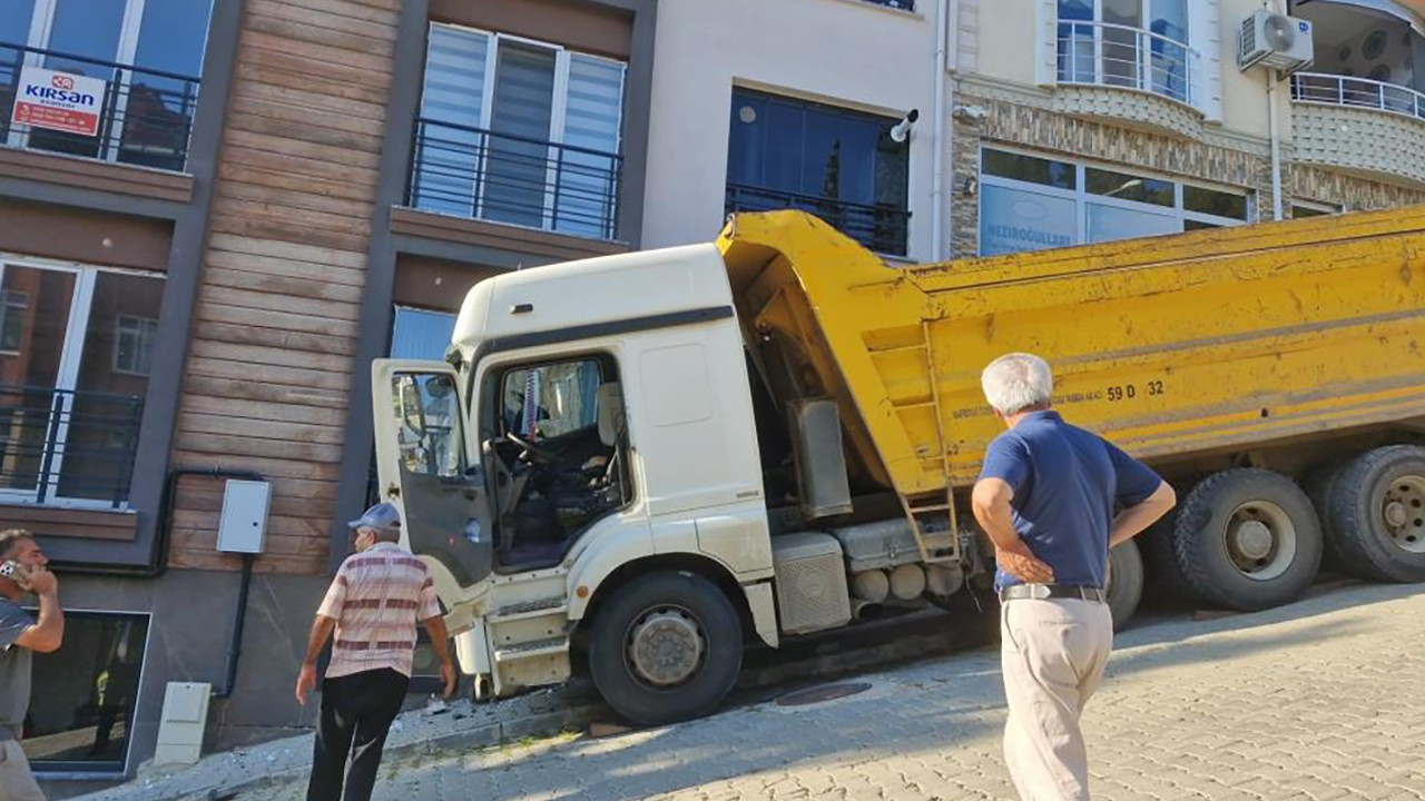 Facianın eşiğinden dönüldü: Freni boşalan kamyon eve çarptı Img