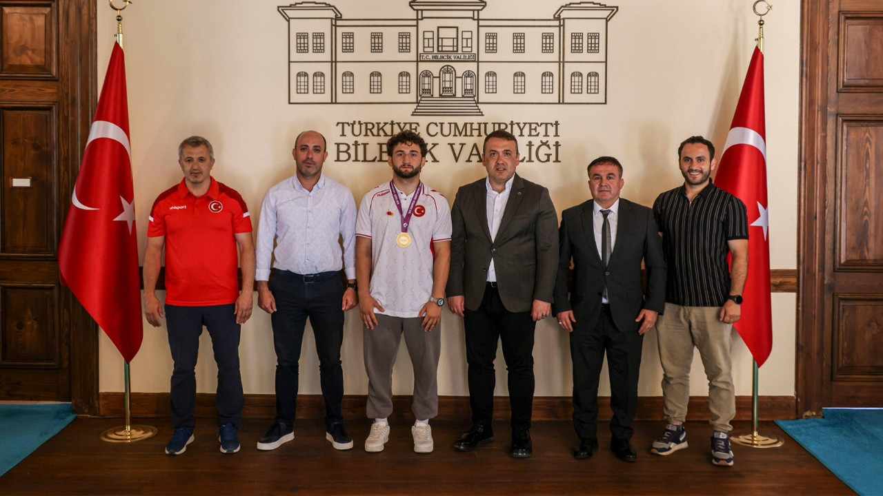 Vali Sözer, şampiyon güreşçiyi makamında kabul etti Vali sozer sampiyon guresciyi makaminda kabul etti PpURzasT